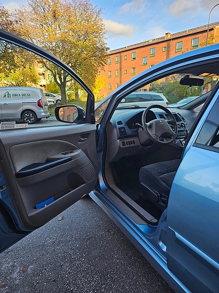 Mitsubishi Grandis 3 of 9