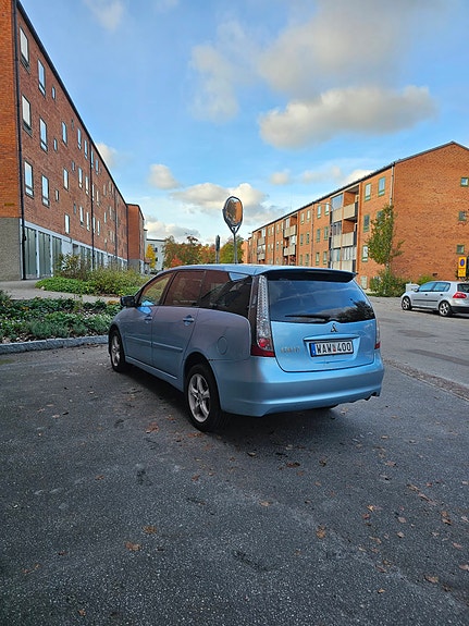 Mitsubishi Grandis 2 of 9