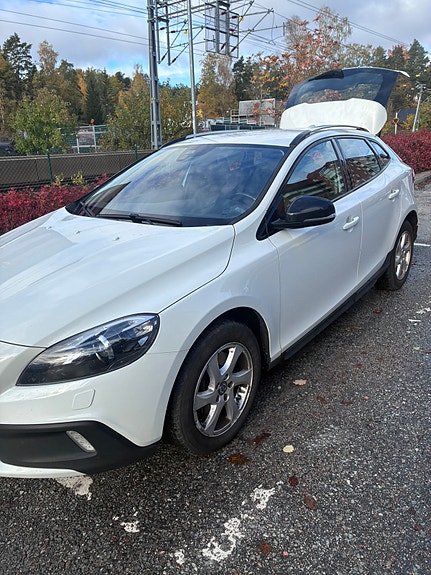 Volvo V40 Cross Country 2 of 4