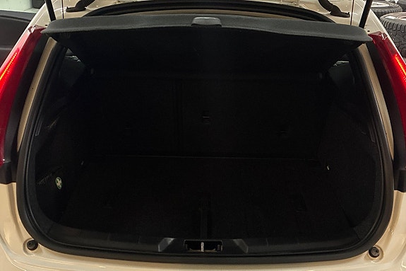 Volvo V40 Cross Country 10 of 25