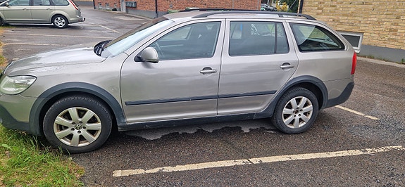 Skoda Octavia Scout 3 of 5