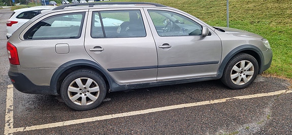 Skoda Octavia Scout 2 of 5