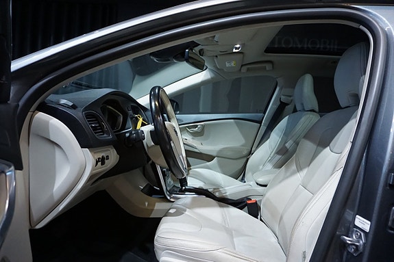 Volvo V40 Cross Country 13 of 20