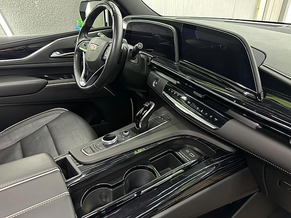 Cadillac Escalade 9 of 14