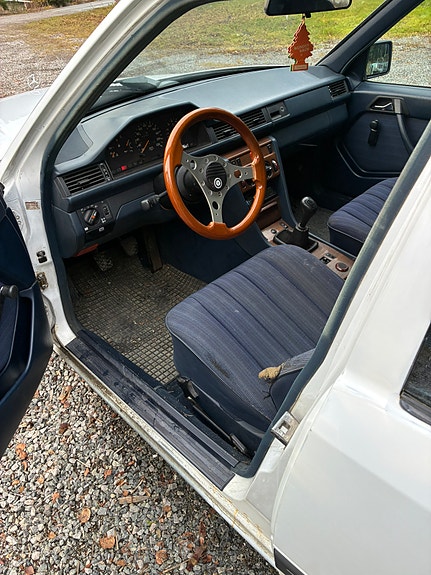 Mercedes-Benz 200 4 of 4