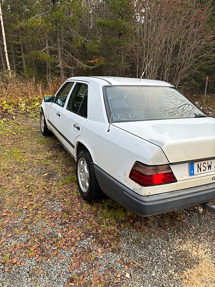 Mercedes-Benz 200 3 of 4