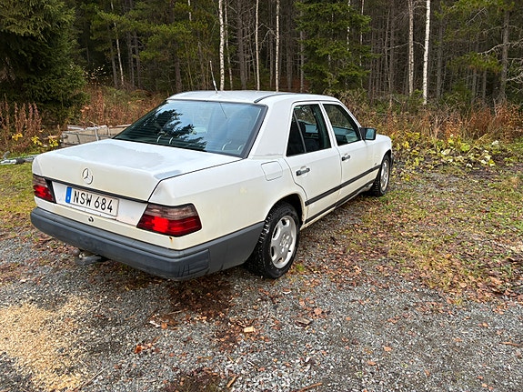 Mercedes-Benz 200 2 of 4