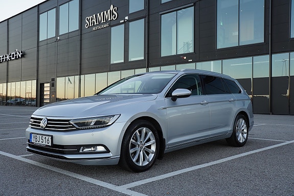 Volkswagen Passat 2 of 28