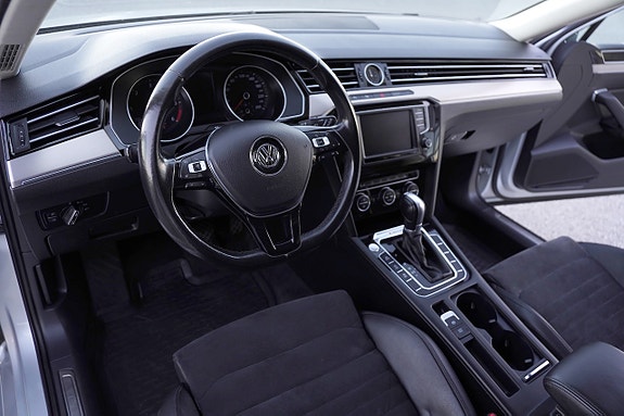 Volkswagen Passat 9 of 28
