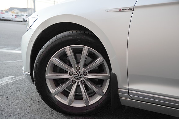 Volkswagen Passat 21 of 28