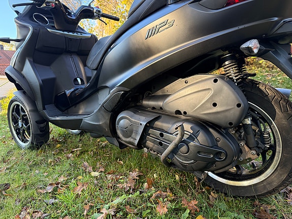 Piaggio MP3 500 LT Sport (2015) | Körs på B-kort | Välservad, Akrapovic & Toppbox 5 of 11