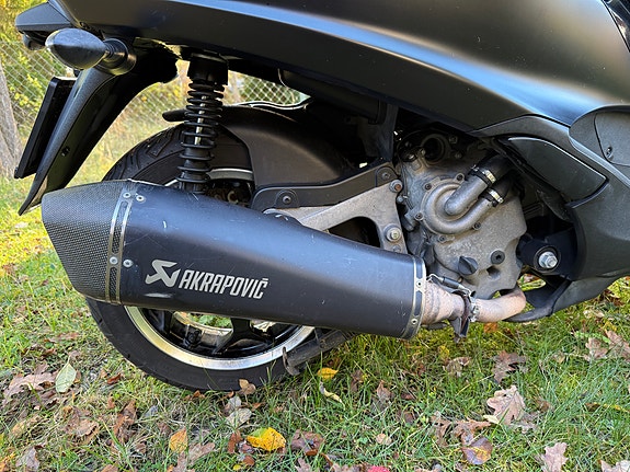 Piaggio MP3 500 LT Sport (2015) | Körs på B-kort | Välservad, Akrapovic & Toppbox 7 of 11