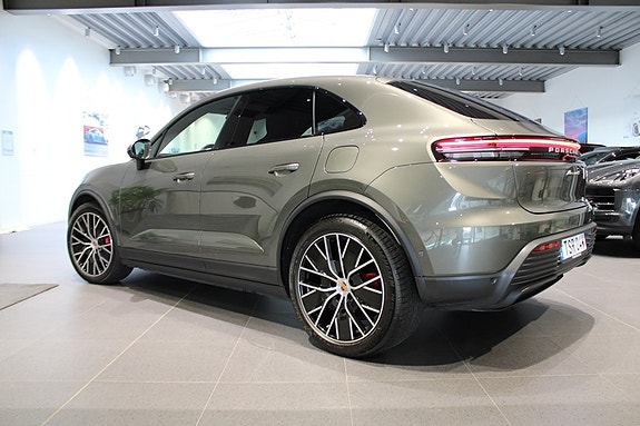 Porsche Macan 4S 2 of 18
