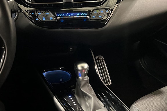 Toyota C-HR 12 of 15