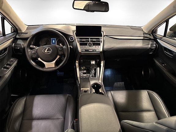 Lexus NX300h 7 of 19