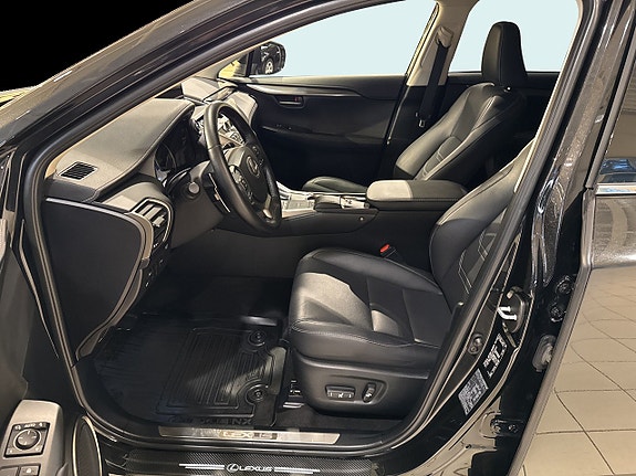 Lexus NX300h 8 of 19