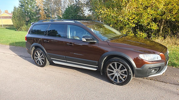 Volvo XC70 2 of 11