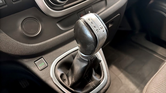 Nissan NV300 15 of 16