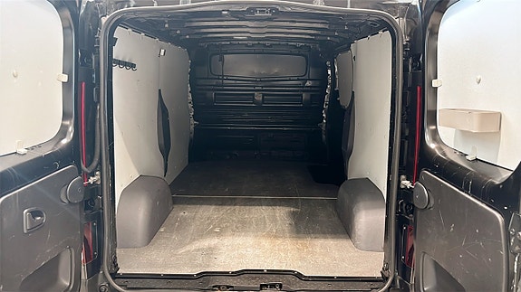 Nissan NV300 10 of 16