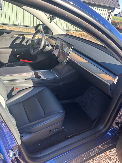 Tesla Model Y 6 of 7