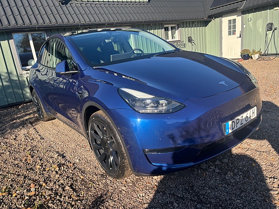 Tesla Model Y 2 of 7