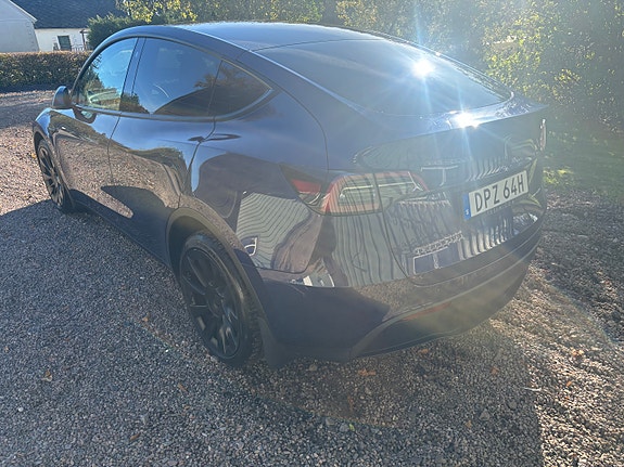 Tesla Model Y 4 of 7