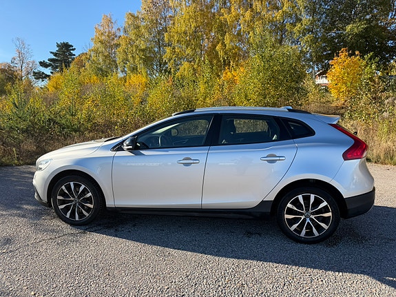 Volvo V40 Cross Country 2 of 11