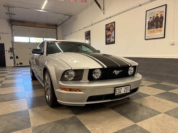 Ford Mustang 4 of 27
