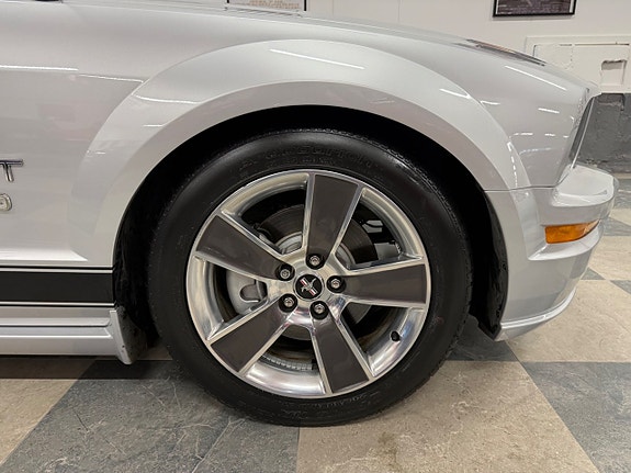 Ford Mustang 13 of 27
