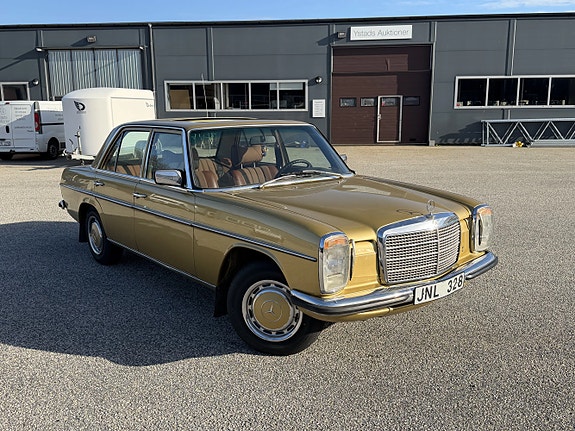 Mercedes-Benz 200 2 of 7