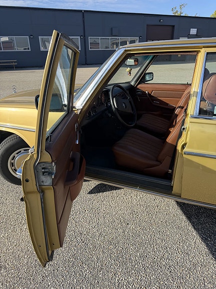 Mercedes-Benz 200 4 of 7