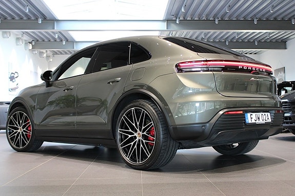 Porsche Macan 4S 2 of 18