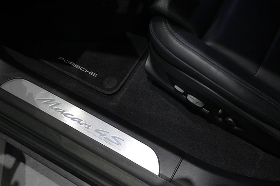 Porsche Macan 4S 7 of 18