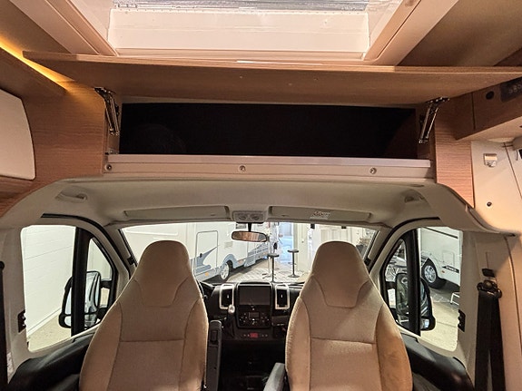 Carthago Malibu Van 600 DB Automat / 150 hk / Solcell / 5,99 / Extraljus / 3.500 9 of 21