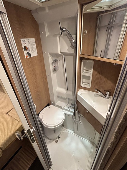 Carthago Malibu Van 600 DB Automat / 150 hk / Solcell / 5,99 / Extraljus / 3.500 17 of 21