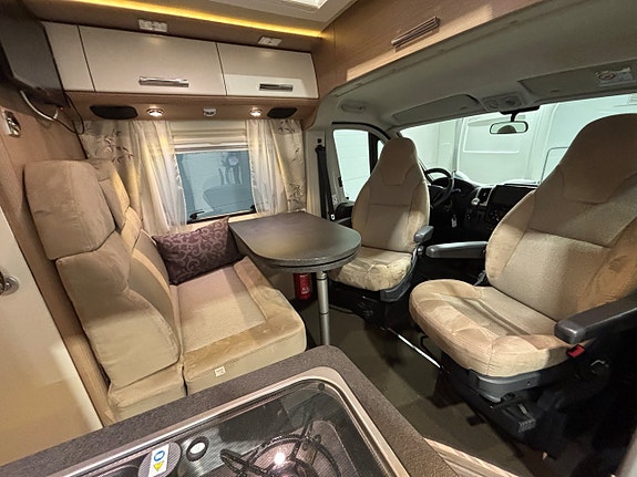 Carthago Malibu Van 600 DB Automat / 150 hk / Solcell / 5,99 / Extraljus / 3.500 3 of 21