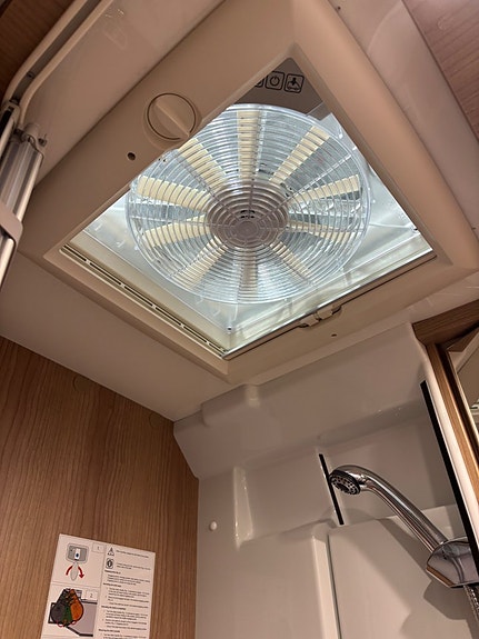 Carthago Malibu Van 600 DB Automat / 150 hk / Solcell / 5,99 / Extraljus / 3.500 18 of 21