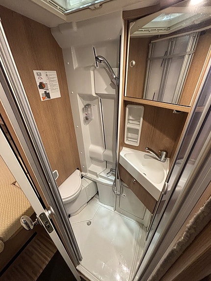 Carthago Malibu Van 600 DB Automat / 150 hk / Solcell / 5,99 / Extraljus / 3.500 16 of 21