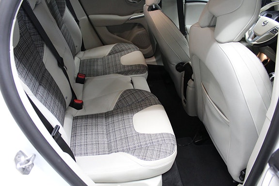 Volvo V40 Cross Country 13 of 20
