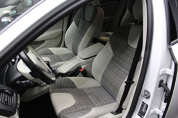 Volvo V40 Cross Country 9 of 20