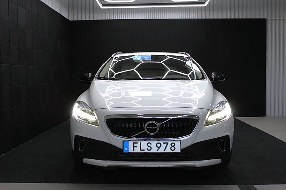Volvo V40 Cross Country 2 of 20