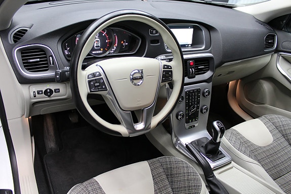 Volvo V40 Cross Country 10 of 20