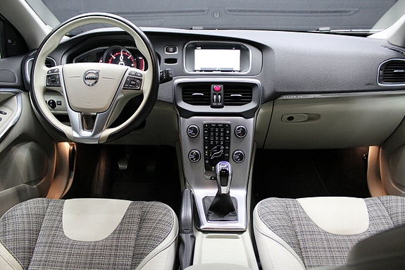Volvo V40 Cross Country 12 of 20