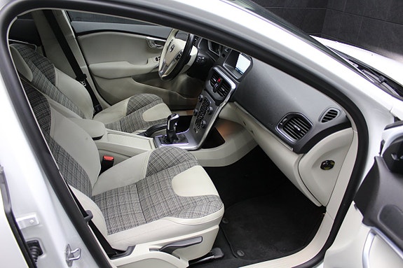 Volvo V40 Cross Country 11 of 20