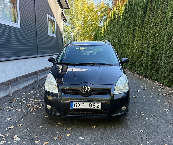 Toyota Corolla Verso 2 of 8