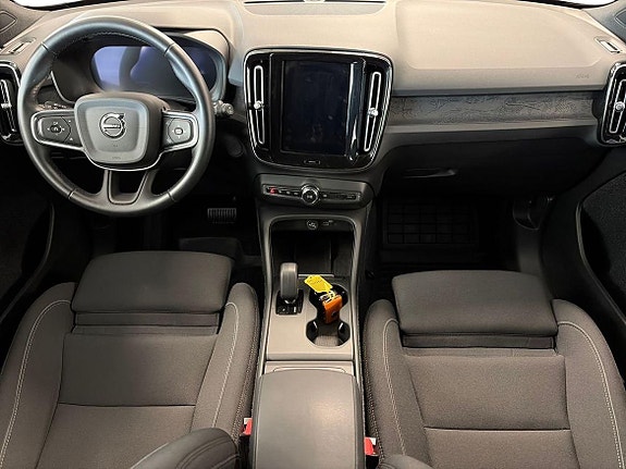 Volvo EX40 13 of 28