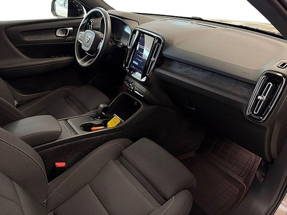 Volvo EX40 12 of 28