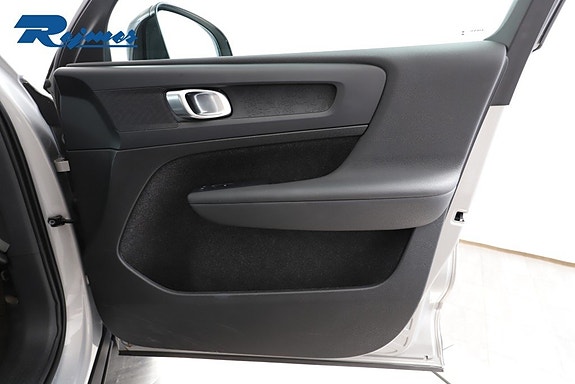 Volvo EX40 13 of 30