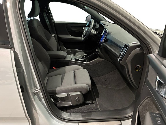 Volvo EX40 7 of 16
