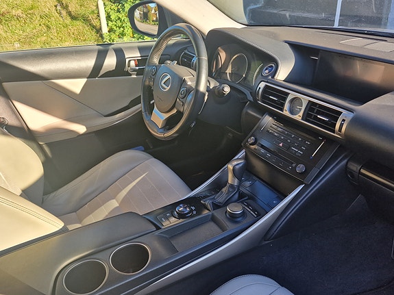 Lexus IS300h 7 of 9